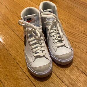 Nike-High Top White Laced up Ladies Snickers